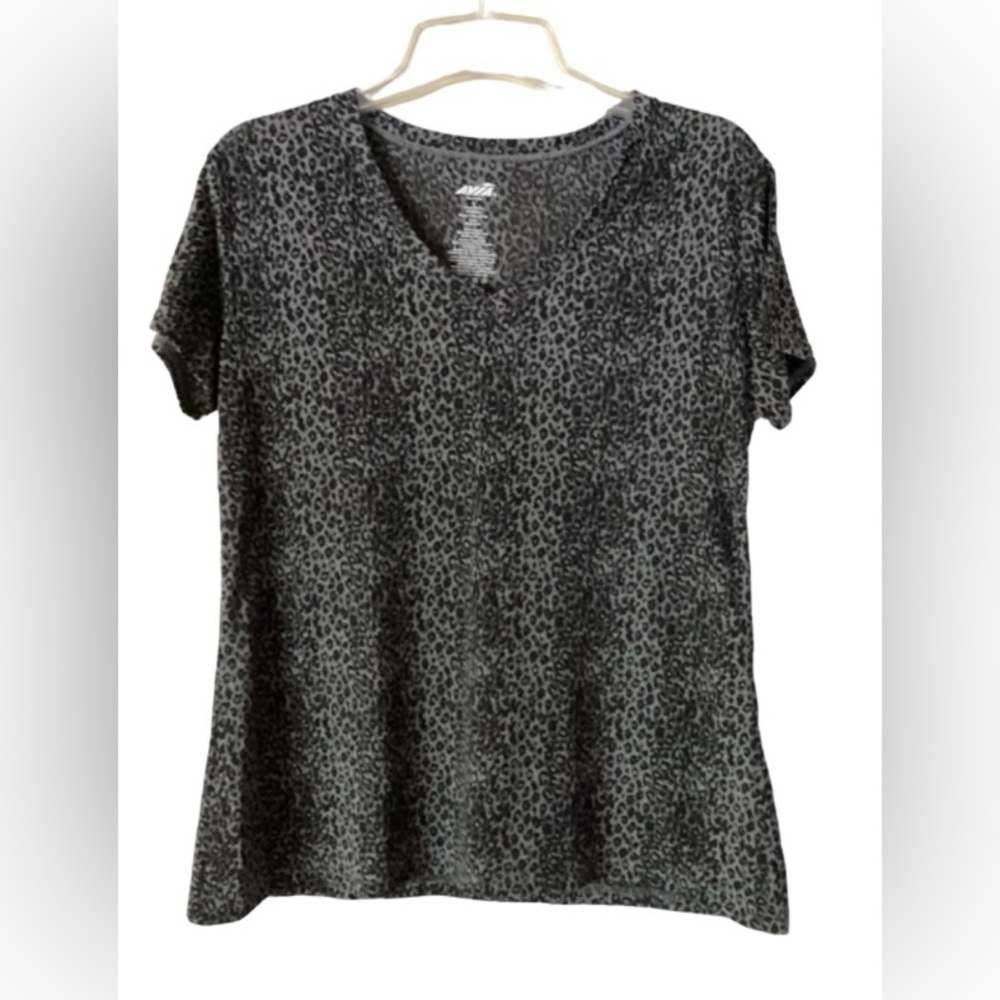 Lightweight black leopard-print T with subtle vertical stripe (slimming) pattern